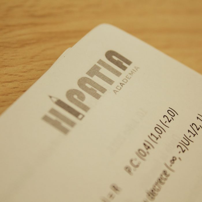 Foto de un documento con el logo de Hipatia